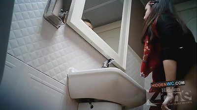 Kaŝita fotilfilmaĵo en la virina necesejo (1)