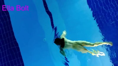 Mi ne povas ĉesi rigardi, juna blondulino kaptita naĝanta nuda en la feriejo-naĝejo ELLA BOLT