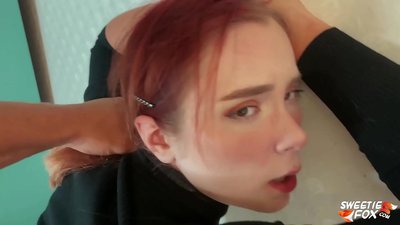 Viro Fikita en la Buŝo kaj Pussy Obedema Ruĝhara Skimpy kaj Cum sur Citoj