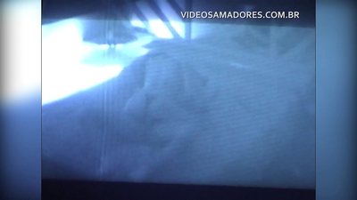 Edzo filmas edzinon fikan najbaron kaj malkovras ke li estas kornulo