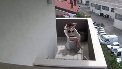 Spionante mian junan kunloĝanton masturbante sur la balkono