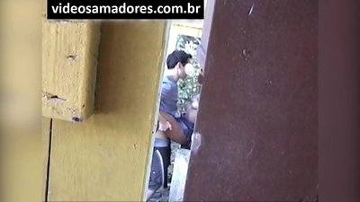 Voyeur filmas junan paron fikadon ĝis li malkovras videofilmon