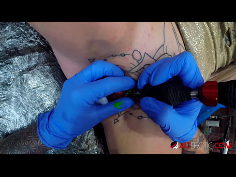 ❤️ Ekstreme tatuita varmulo Sully Savage ricevis tatuon sur sia klitoro ❌ Anala porno ĉe eo.com-porn-mz.ru ﹏